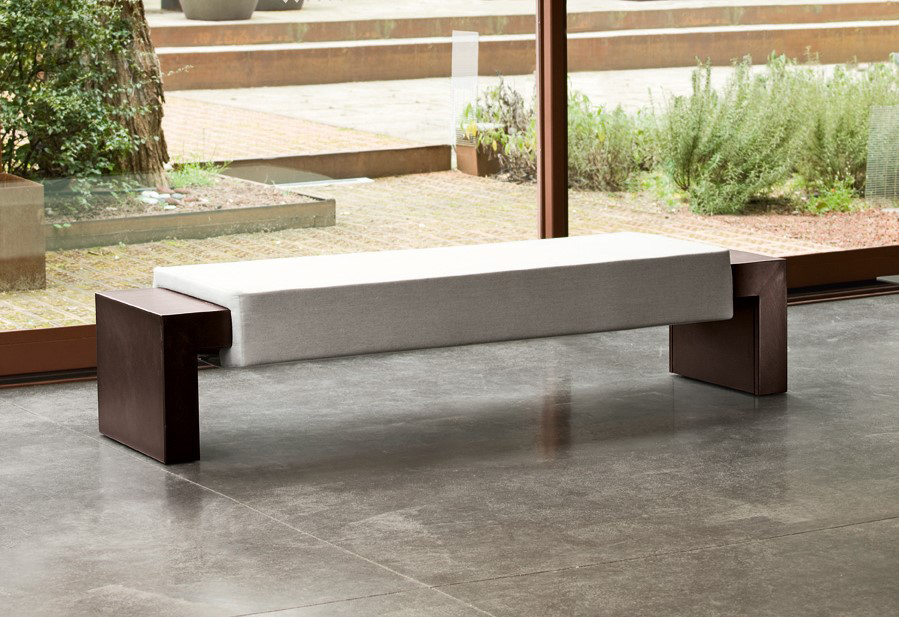 Banc design De Castelli en métal et simili cuir.