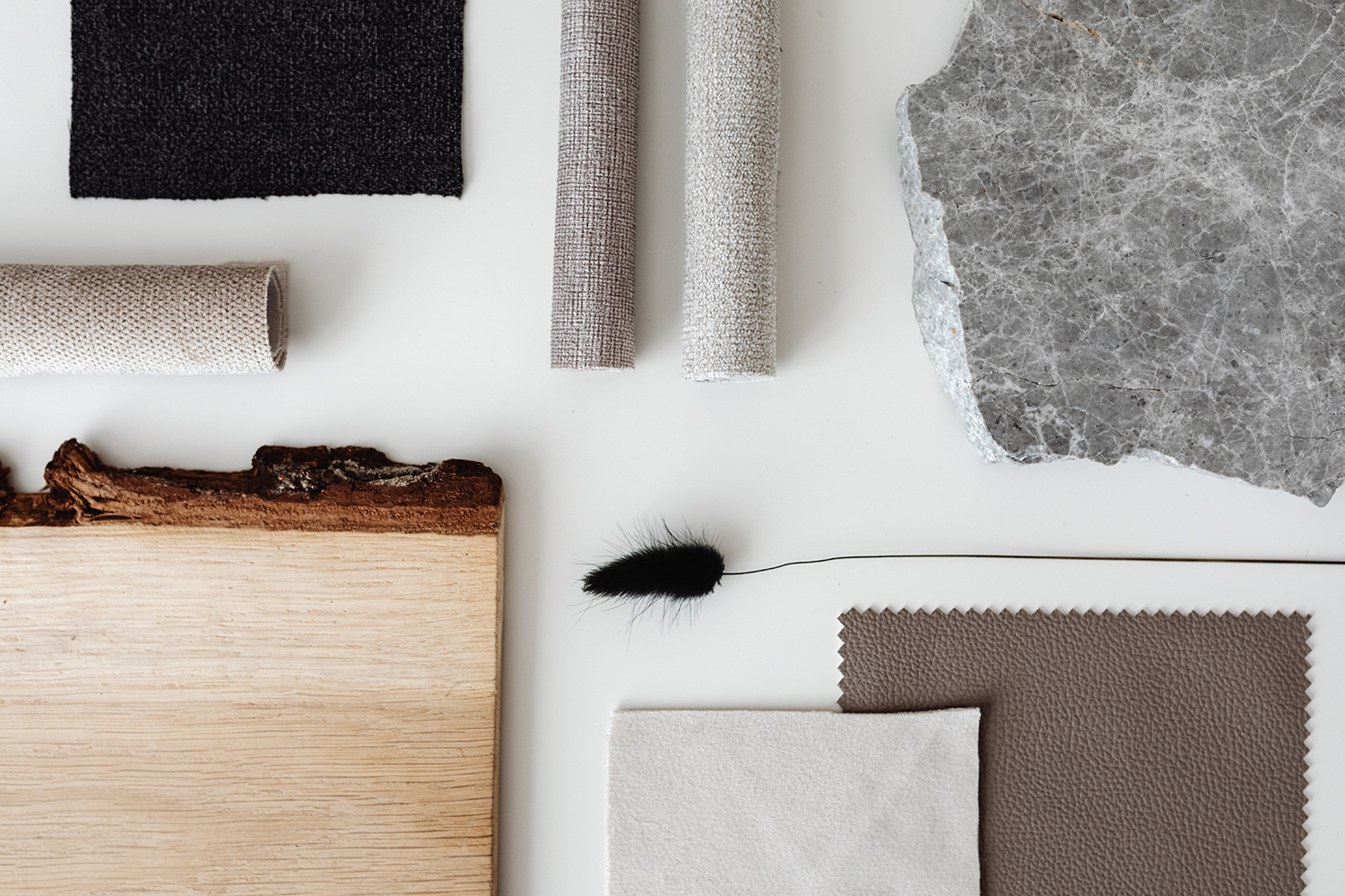 Moodboard matières, pierre naturelle, échantillons textiles, palettes aux tons neutres.