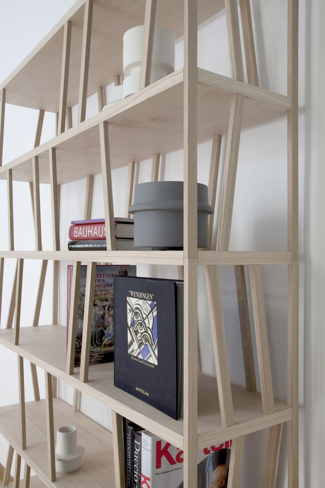 Bibliothèque en bois clair