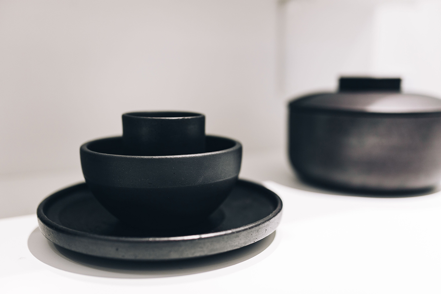 Céramiques noires rondes.