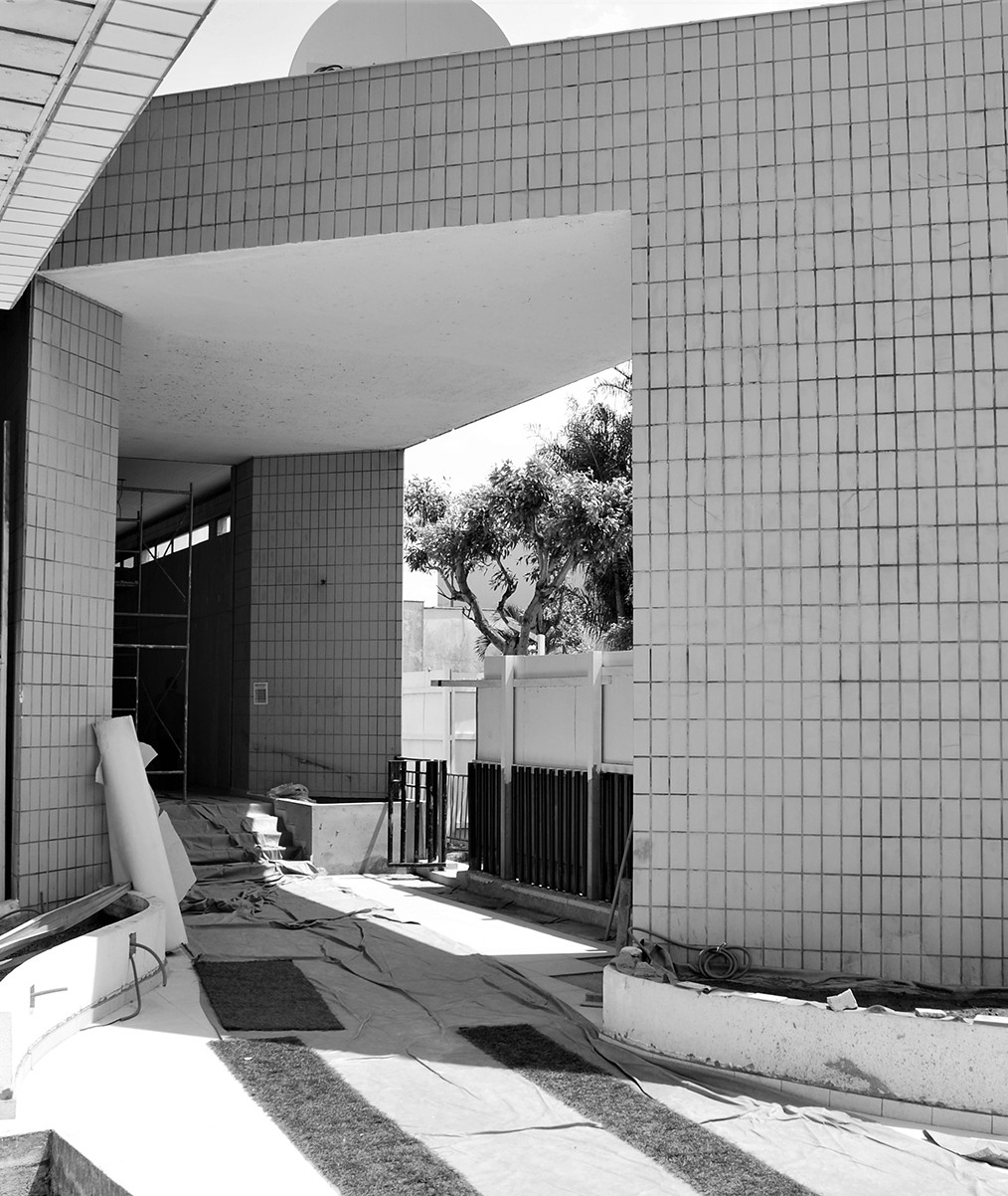 Vue de l'entrée principale existante des salons VIP de l'aéroport de Libreville.