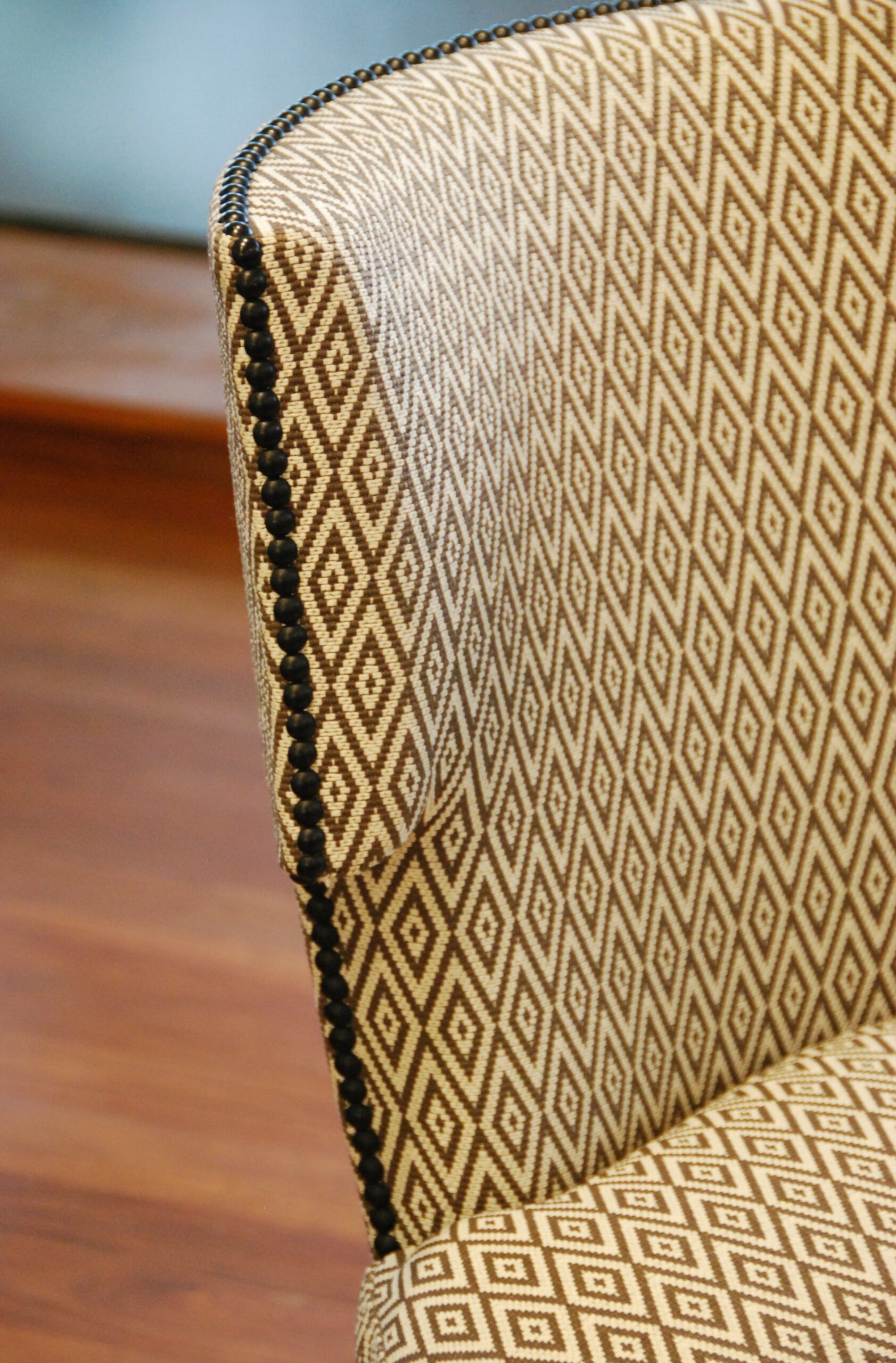 Chauffeuses design tapissées d'un tissu Dedar aux motifs géométriques brun et écru.