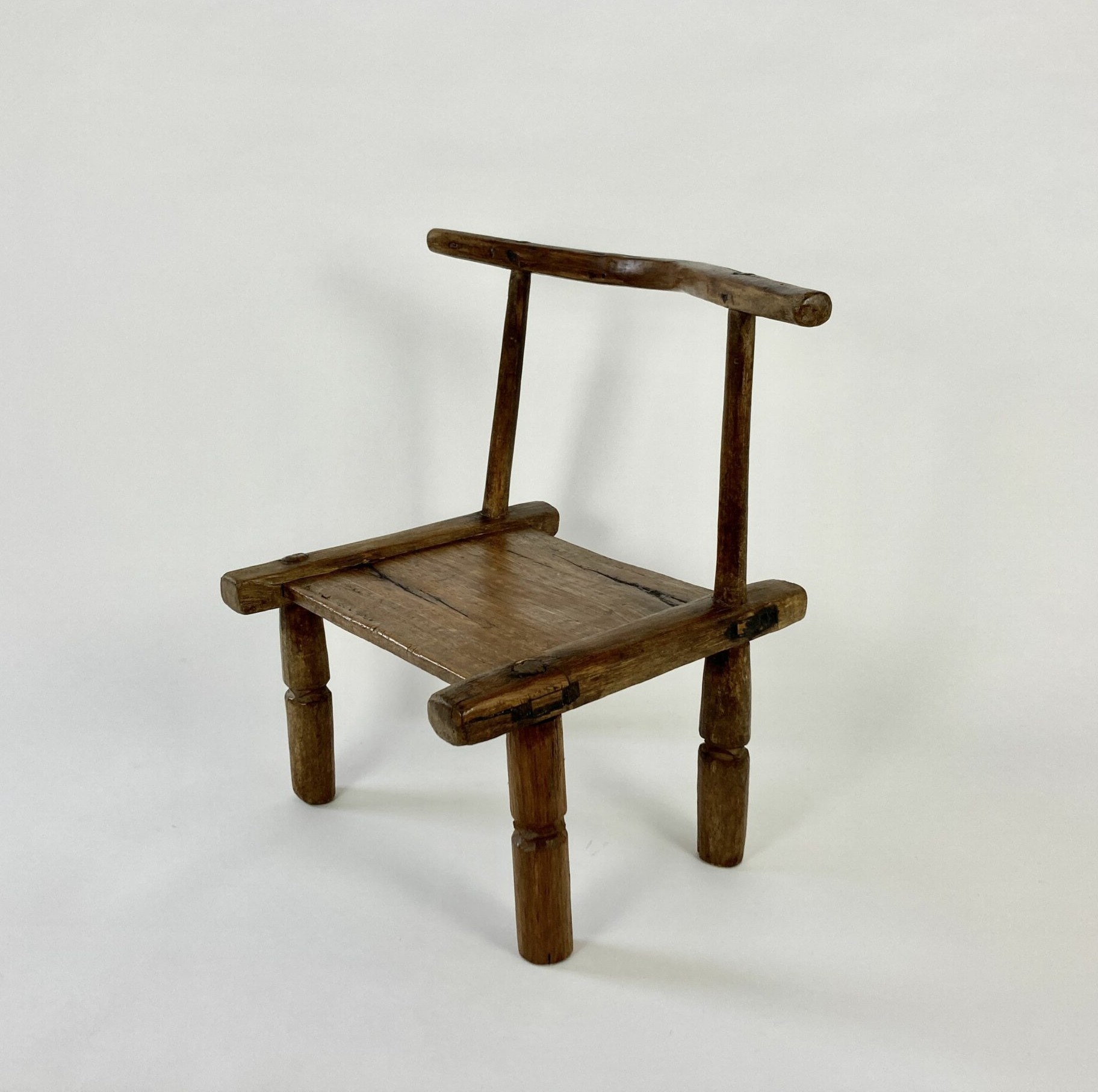 Petite chaise en bois traditionnelle africaine.