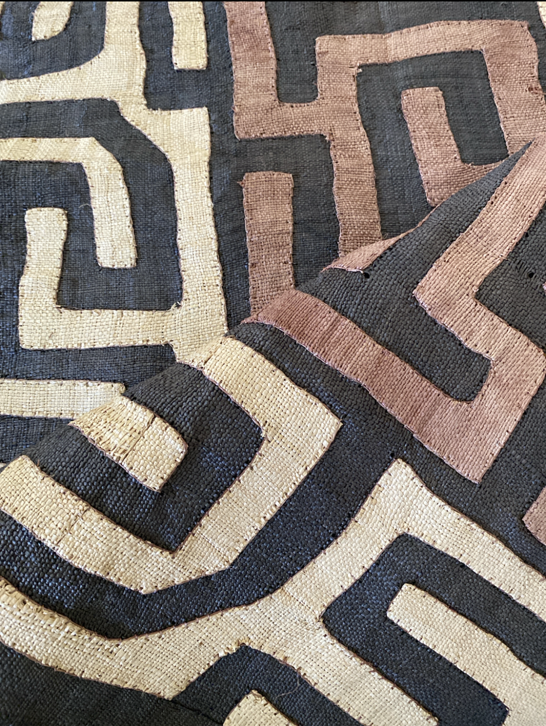 Textile Kuba en raphia aux motifs géométriques.